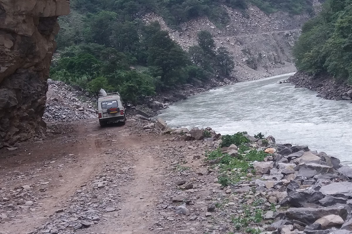 राष्ट्रिय गौरवका आयोजनाको अनुगमन गर्न संसदीय समितिकाे टाेली कर्णालीमा